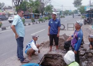 Dirut PUDAM Tirta Lawu Karanganyar Prihanto, Bersamai Pegawai Perbaiki Pipa Bocor hingga Tengah Malam