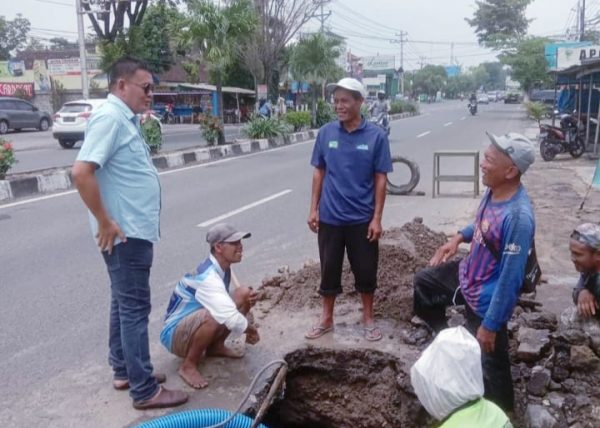 Dirut PUDAM Tirta Lawu Karanganyar Prihanto, Bersamai Pegawai Perbaiki Pipa Bocor hingga Tengah Malam