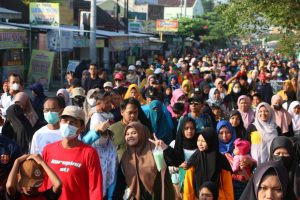 Bertabur Hadiah Menarik, Jalan Sehat Muhammadiyah Sukoharjo Diikuti Ribuan Peserta