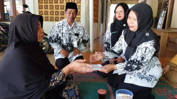 PGRI Cabang Giritontro Wonogiri Serahkan Santunan pada Keluarga Anggota yang Berduka