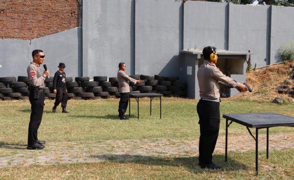 Polres Karanganyar Gelar Lomba Menembak Internal Personel