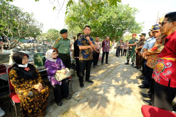 Jelang Hari Jadi Pemkot Surakarta ke-77, Gibran Ziarah ke Makam Wali Kota Pendahulu