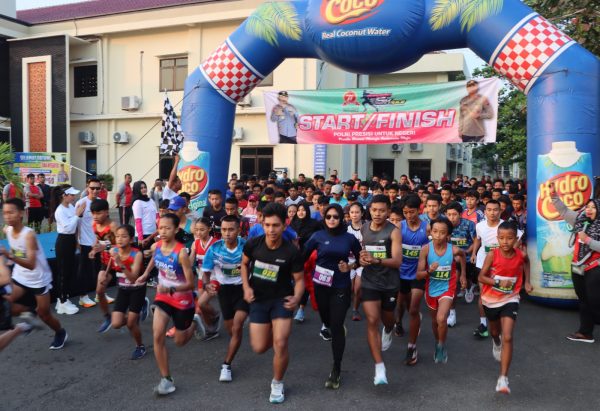 Lomba Lari 5K Hari Bhayangkara ke-77 Polres Karanganyar Berlangsung Semarak