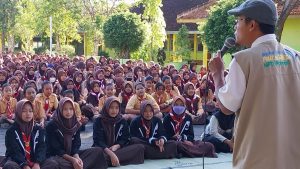 Disampaikan Tausiah dengan Mendongeng, Ratusan Siswa SMPN 2 Giritontro Antusias