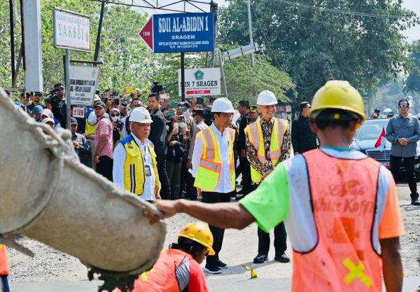 Presiden Jokowi Tinjau Rekonstruksi Jalan Raya Surakarta-Gemolong-Purwodadi