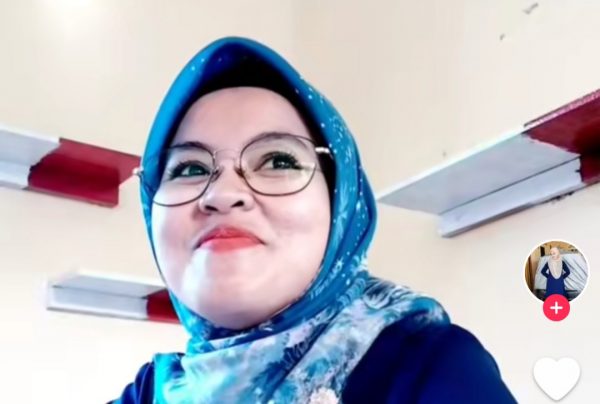 Keren Abis, Guru Ini Mengabsen Siswa dengan Cara Unik, Bikin Kelas Semangat