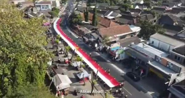 Peringati HUT Kemerdekaan RI ke-78, Kwaran Tasikmadu Kirab Bendera Raksasa