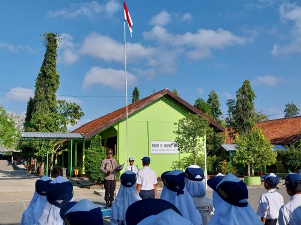 Polsek Giritontro Sosialisasi Tertib Berkendara di SMPN 2 Giritontro