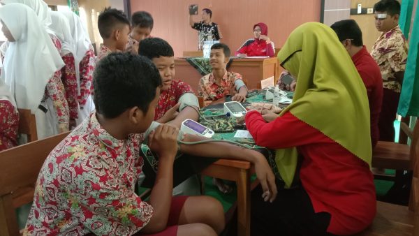 Puskesmas Giritontro Adakan Pemeriksaan Kesehatan Siswa