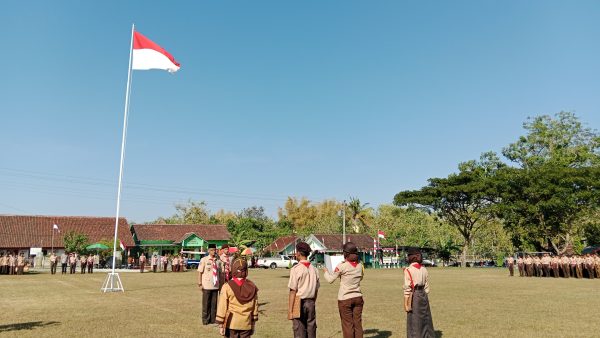 Jadi Pembina Upacara HUT Pramuka, Camat Giritontro Wonogiri Semangati Pelajar Hadapi Indonesia Emas 2045